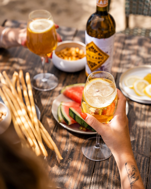Apéritif-patrimoine-convivialite Pho to verre de vin d'apéritif